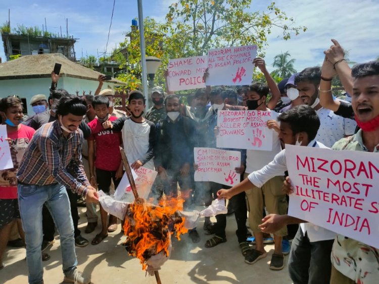 Students Wing of Silchar replies to Mizoram's unethical behaviour: Held Massive protest in front of Silchar's Mizoram office.