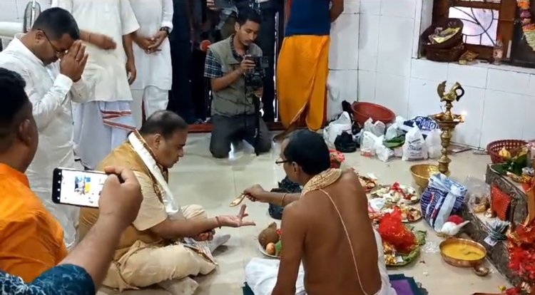 Chief Minister Seeks Blessings at Udharband Kachakanti Temple Amidst Festive Celebrations