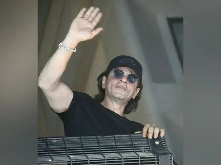 "I live in a dream of your love": Shah Rukh Khan greets fans outside Mannat at midnight on his birthday