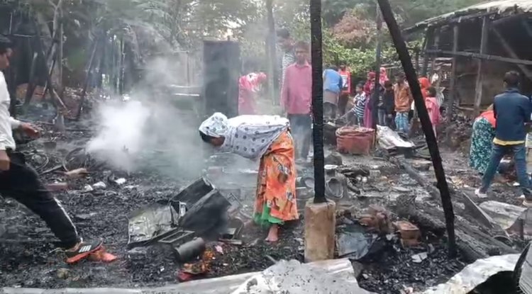 Massive fire engulfs Kanakpur: Five houses and furniture factory turned to ashes