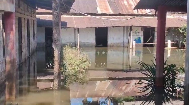 School at Kathal road closed since 15 days after drain water reaches school premises